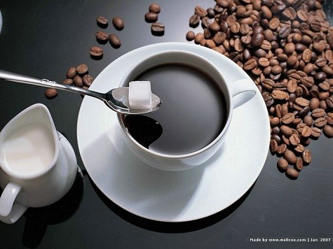12. Cà phê ở đây thật tuyệt vời. Mọi người thích uống cà phê sữa đá hoặc cà phê hoặc cà phê với sữa đặc dùng với đá.